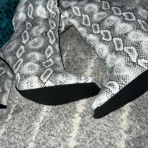 Fashion Nova Snake Vegan Leather Skin boots. Black and White. Size 9. BRAND NEW.